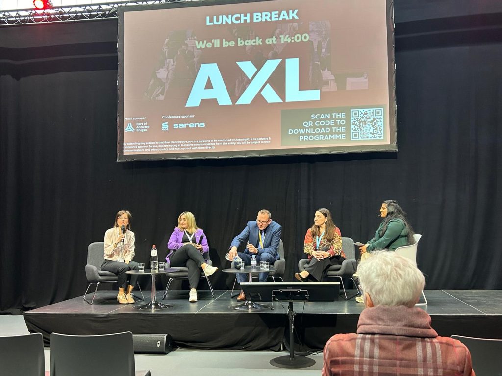 Louise spreekt op AXL beurs over aantrekken talent voor logistiek.