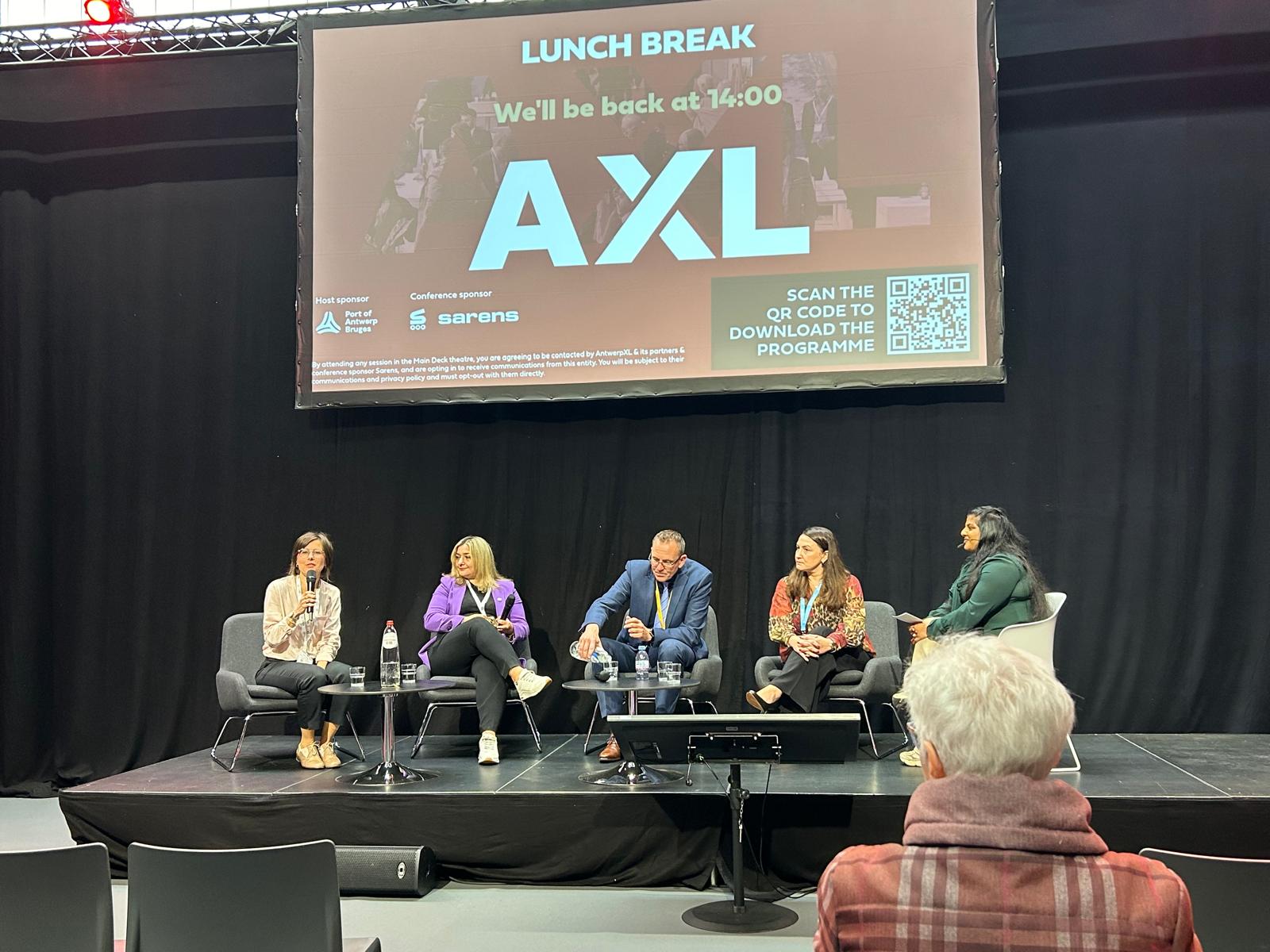 Louise spreekt op AXL beurs over aantrekken talent voor logistiek.
